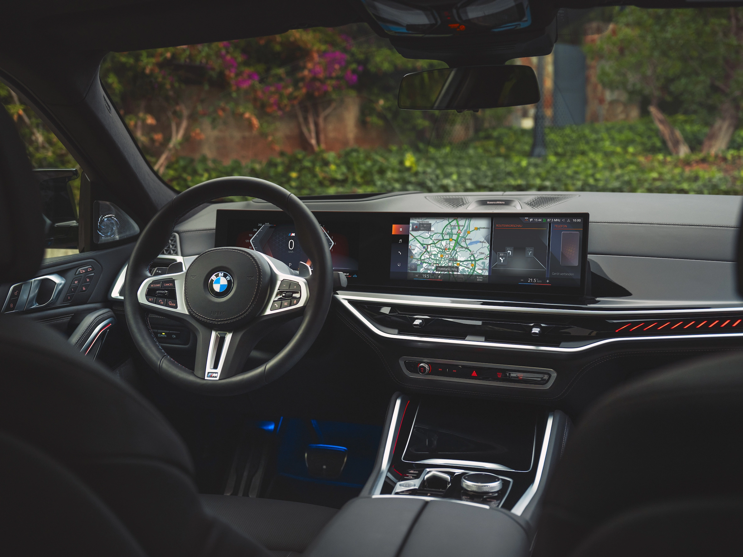 BMW X5 un BMW X6 piedāvā virkni ar jauniem digitāliem pakalpojumiem.
